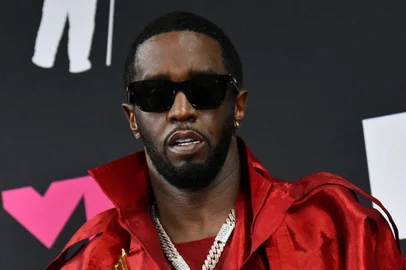 (FILES) US producer-musician Sean "Diddy" Combs poses with the Global Icon award in the press room during the MTV Video Music Awards at the Prudential Center in Newark, New Jersey, on September 12, 2023. Rapper Sean "Diddy" Combs apologized on May 19, 2024 after surveillance video surfaced showing him physically assaulting his then-girlfriend Casandra Ventura in 2016. Combs is the target of several civil lawsuits that characterize him as a violent sexual predator who used alcohol and drugs to subdue his victims, and his homes were raided this year by federal agents. (Photo by ANGELA WEISS / AFP)Editoria: ACELocal: NewarkIndexador: ANGELA WEISSSecao: celebrityFonte: AFPFotógrafo: STF<!-- NICAID(15768008) -->
