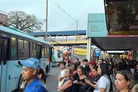 Confusão na espera por ônibus na estação Sapucaia por falta de operação de trens nesta terça (14).<!-- NICAID(16265256) -->