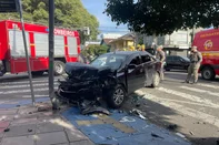 Homem fica ferido após colisão entre dois carros no centro de CaxiasAcidente foi registrado no cruzamento da Rua Ernesto Alves com a Borges de Medeiros<!-- NICAID(16001809) -->