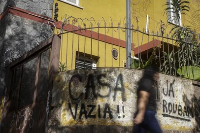 Porto Alegre, RS, Brasil, 22-04-2025: Imóvel na esquina das ruas Marcílio Dias e Gonçalves Dias, no bairro Menino Deus, com inscrições e cartazes na tentativa de evitar novos furtos e arrombamentos. Foto: Mateus Bruxel / Agência RBSIndexador: MATEUS BRUXEL<!-- NICAID(16021805) -->
