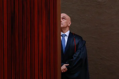 BRAZIL-POLITICS-BOLSONAROBrazil's Superior Electoral Court President Alexandre de Moraes arrives for the start of the fourth day of the trial of Brazilian former President Jair Bolsonaro, accused of abuse of power and misinformation, in Brasilia on June 30, 2023. Brazil's Superior Electoral Tribunal on Friday reached the majority it needs to bar far-right former president Jair Bolsonaro from politics for eight years over his unfounded claims against the voting system. (Photo by Sergio Lima / AFP)Editoria: CLJLocal: BrasíliaIndexador: SERGIO LIMASecao: trialsFonte: AFPFotógrafo: STR<!-- NICAID(15470637) -->