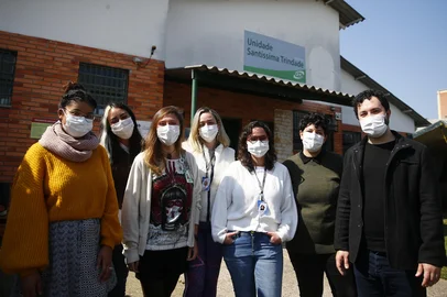 PORTO ALEGRE, RS, 17/08/2021 - Fotos para a matéria do Diário Gaúcho sobre saúde mental na periferia. Na imagem, a equipe da Unidade de Saúde Santíssima Trindade., localizada na Av. Vila Santíssima Trindade, 141 Bairro - Rubem Berta, Porto Alegre.<!-- NICAID(14864549) -->
