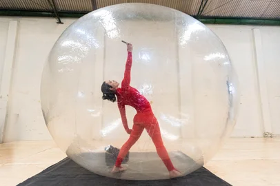 A Bolha da Liberdade é uma das grandes atrações da Virada Sustentável, temporada 2022, em Porto Alegre, com a contorcionista gaúcha Dominique Martins. A coreógrafa gaúcha/holandesa Marley Eltz e seu marido, Vincent Michels, idealizaram o projeto<!-- NICAID(15260564) -->
