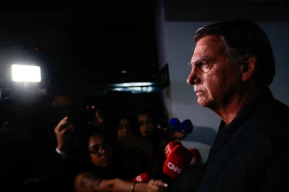 Bolsonaro coloca tornozeleira eletrônica por ordem do Supremo Tribunal FederalDF - BOSLONARO/PF/BUSCAS/MEDIDAS RESTRITIVAS - POLÍTICA - O ex-presidente da República, Jair Bolsonaro, fala com a imprensa enquanto deixa a sede do Partido Liberal   (PL),   em Brasília, para ir para casa   devido às medidas restritivas impostas pelo Supremo Tribunal Federal (STF),     nesta sexta-feira 18 de julho de 2025.   Bolsonaro colocou tornozeleira eletrônica, além de precisar se submeter a     recolhimento domiciliar das 19h às 7h, em   dias úteis, e durante todo o final de semana. O ex-presidente também     foi proibido de acessar redes sociais e não   poderá se comunicar com diplomatas ou embaixadores estrangeiros.       18/07/2025 - Foto: WILTON JUNIOR/ESTADÃO CONTEÚDOEditoria: POLÍTICALocal: BRASÍLIAIndexador: WILTON JUNIORFonte: ESTADAO CONTEUDOFotógrafo: ESTADÃO CONTEÚDO<!-- NICAID(16094355) -->