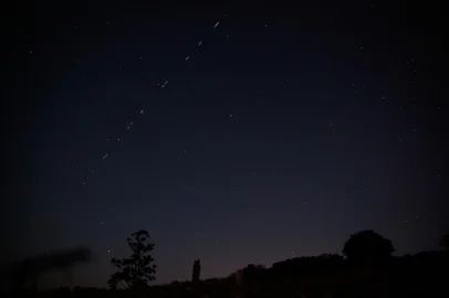 DOIS IRMÃOS, RS, BRASIL - 18/05/2021 - Passagem de dezenas de pontos luminosos enfileirados pelas constelações. É a colocação em órbita do lote de 60 satélites, da startup SpaceX, em seu lançamento L27 para compor a plataforma de internet Starlink na órbita terrestre. Estão previstos 11943 satélites para compor a rede de internet para cobrir todo o globo. (Foto: Marco Favero/Agencia RBS)<!-- NICAID(14786851) -->
