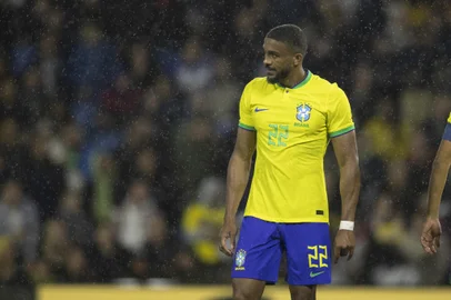 Lucas Figueiredo / CBF,Divulgação O zagueiro Bremer em amistoso da Seleção Brasileira contra Gana em Le Havre, na França.<!-- NICAID(15265837) -->