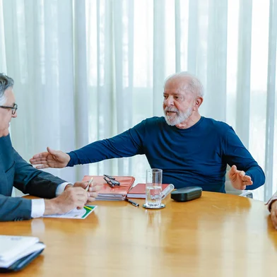 Presidente da República, Luiz Inácio Lula da Silva, durante reunião com o Assessor-Chefe da Assessoria Especial do Presidente da República, Celso Amorim e o Ministro-chefe da Secretaria de Relações Institucionais, Alexandre Padilha, no Palácio da Alvorada. Brasília - DF. Presidente volta a despachar após acidente doméstico<!-- NICAID(15895719) -->