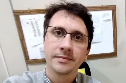 O psicólogo Maurício Machado Moraes, 42 anos, faleceu no dia 16 de maio em acidente automobilístico na BR 293, em Santana do Livramento. Ele nasceu em Santa Maria e estava exercendo a profissão de psicólogo vinculado à prefeitura Dom Pedrito.<!-- NICAID(16045830) -->