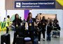 Com dois ouros e vaga olímpica na bagagem, seleção brasileira de ginástica rítmica desembarca no Brasil