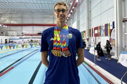 Arthur Zimmer, da natação do Recreio da Juventude, ganhou cinco medalhas nos jogos da Juventude no Panamá.<!-- NICAID(16269471) -->