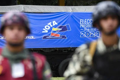 Army soldiers stand in front of a truck loaded with electoral material to be transported to the different voting centers at Fuerte Tiuna in Caracas on July 24, 2024. Venezuela will hold presidential elections on July 28, 2024. (Photo by STRINGER / AFP)<!-- NICAID(15822411) -->