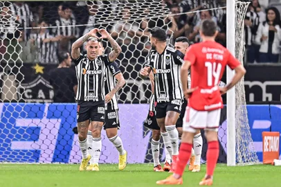 MG - BRASILEIRÃO/ATLÉTICO-MG X INTERNACIONAL - ESPORTES - Eduardo Vargas, do Atlético Mineiro, comemora seu gol na partida contra o Inter,  válida pela 6ª rodada do   Campeonato Brasileiro, no Estádio do Mineirão, em Belo Horizonte, neste sábado, 13.   13/05/2023 - Foto: GLEDSTON TAVARES/DIA ESPORTIVO/ESTADÃO CONTEÚDO<!-- NICAID(15427887) -->