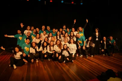 O Teatro Municipal Pedro Parenti, na Casa da Cultura, vai ser palco do Concerto de 10 anos do Coro Juvenil do Moinho/UCS (COJmo) nos dias 28 e 29 de outubro, a partir das 20h. A apresentação tem concepção, regência e direção artística de Cristiane Ferronato, participação dos músicos Giovane Albarello (percussão) e Julio César Sosnoski (piano), e figurinos de Julia Webber, com customização do elenco do coro realizadas no Atelier de Moda do Campus 8 da UCS.<!-- NICAID(15578739) -->