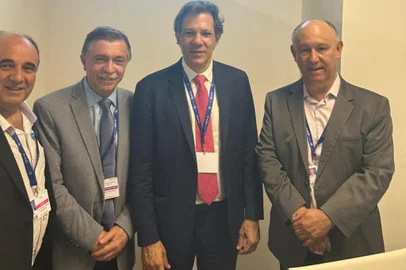 Prefeito de Caxias do Sul, Adiló Didomenico, e deputado estadual Pepe Vargas, com o ministro da Economia, Fernando Haddad, e o deputado estadual Zé Nunes (PT).<!-- NICAID(15615286) -->