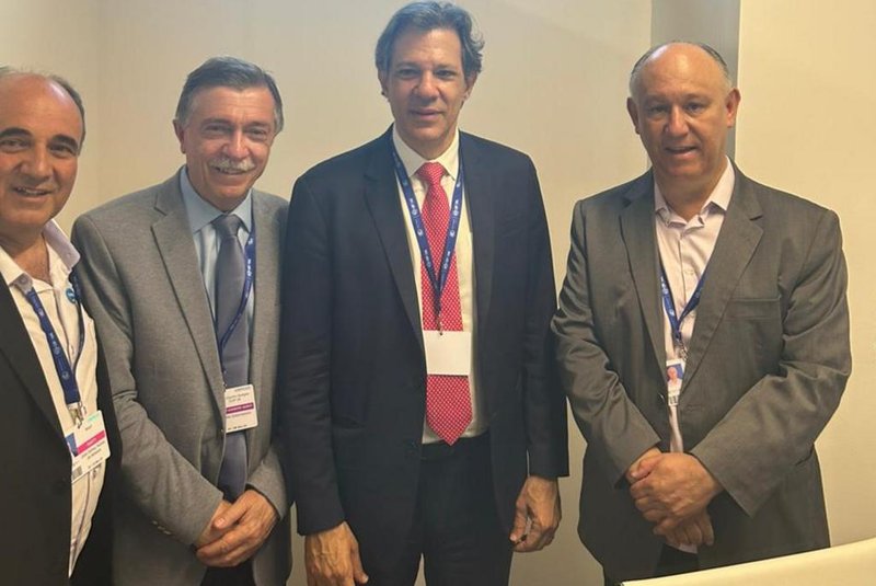 Prefeito de Caxias do Sul, Adiló Didomenico, e deputado estadual Pepe Vargas, com o ministro da Economia, Fernando Haddad, e o deputado estadual Zé Nunes (PT).<!-- NICAID(15615286) -->