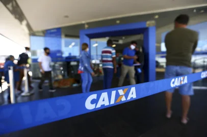 Fila para entrada em agÃªncia da Caixa, em BrasÃ­lia.Fila para entrada em agência da CEF, Caixa Ecoômica FederalLocal: BrasiliaIndexador: Marcelo Camargo/AgÃªncia BrasilFotógrafo: Reporter Fotografico<!-- NICAID(14589738) -->