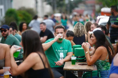Porto Alegre, RS, Brasil, 17/03/2024 - Festa de Saint Patrick's Day no bairro 4º Distrito - Foto: Jonathan Heckler/Agência RBS<!-- NICAID(15708119) -->