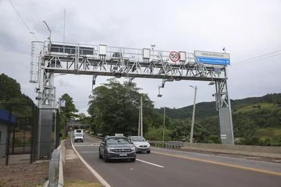 FARROUPILHA, RS, BRASIL, 24/01/2025. O governo do Estado lançou, neste mês, o processo de concessão do chamado Bloco 2 de rodovias gaúchas. O plano prevê o repasse à iniciativa privada de 414,91 quilômetros distribuídos por sete estradas. Ao todo, 32 municípios vão ser impactados e o principal objetivo é melhorar a trafegabilidade. Na foto, pórtico de free flow, da concessionária Caminhos da Serra Gaúcha (CSG), localizado no Km 45,5 (próximo da conhecida Curva da Morte), em Farroupilha. (Porthus Junior/Agência RBS)<!-- NICAID(15961130) -->