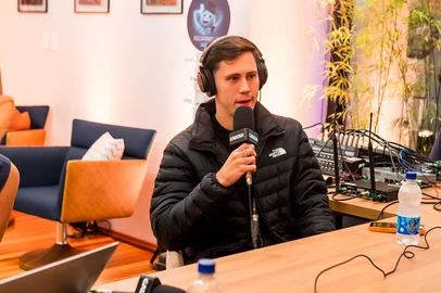 Show dos Esportes, da Rádio Gaúcha Serra, da Festa da Uva 2026. Na foto, o convidado Patryck Lanza, lateral-esquerdo do Juventude<!-- NICAID(16238079) -->