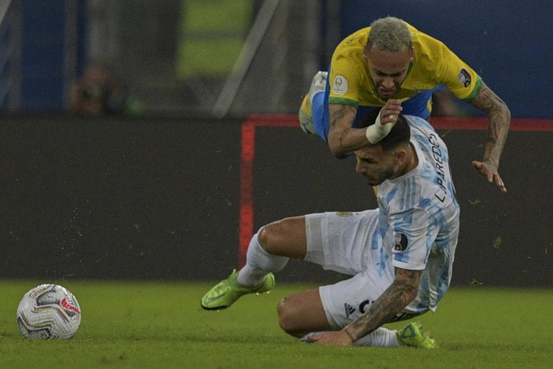 Brazil's Neymar (top) falls over Argentina's Leandro Paredes during the Conmebol 2021 Copa America football tournament final match at Maracana Stadium in Rio de Janeiro, Brazil, on July 10, 2021. (Photo by CARL DE SOUZA / AFP)<!-- NICAID(14831638) -->