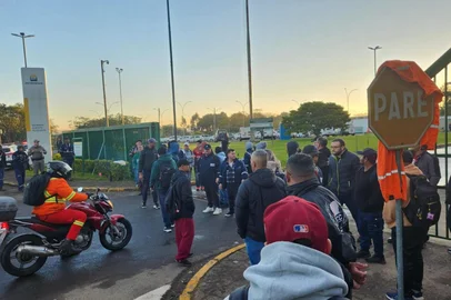 Terceirizados da Refap Canoas entram em greve<!-- NICAID(16061046) -->