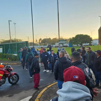 Terceirizados da Refap Canoas entram em greve<!-- NICAID(16061046) -->