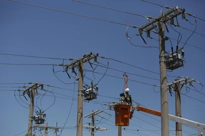 Xangri-la, RS, Brasil, 11-02-2024: Funcionários da Ceee Equatorial realizam reestabelecimento da energia elétrica após rompimento de cabo sobre a Estrada do Mar, que deixou condomínios sem luz. Foto: Mateus Bruxel / Agência RBS<!-- NICAID(15675962) -->