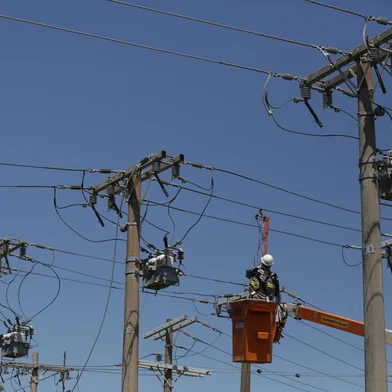 Xangri-la, RS, Brasil, 11-02-2024: Funcionários da Ceee Equatorial realizam reestabelecimento da energia elétrica após rompimento de cabo sobre a Estrada do Mar, que deixou condomínios sem luz. Foto: Mateus Bruxel / Agência RBS<!-- NICAID(15675962) -->