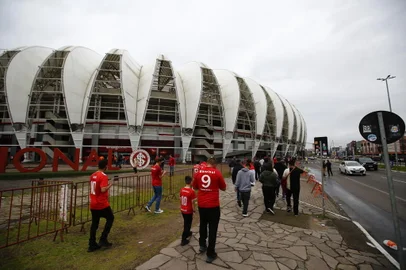 Porto Alegre, RS, Brasil - Movimento de torcedores nos arredores do estádio beira rio. Fotos:Jonathan Heckler/Agencia RBS<!-- NICAID(15559332) -->