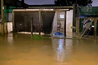 Divulgação / Defesa Civil Chuva supera volume médio do mês inteiro em 24h, derruba postes e bloqueia estradas em Santa Vitória do Palmar<!-- NICAID(16348081) -->