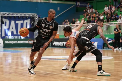 Pato Basquete x Caxias Basquete pelo NBB, no Paraná.<!-- NICAID(15957805) -->