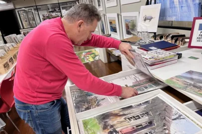Antonio Giacomin em seu ateliê selecionando as obras que farão parte do projeto De Manta e Cuia de 2022. Suas obras vão ilustrar as capas do caderno Almanaque para cada uma das reportagens especiais.<!-- NICAID(15130762) -->