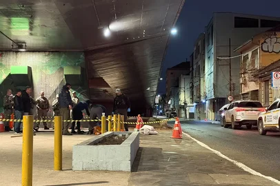 Rodrigo Prado / Grupo RBS PORTO ALEGRE, RS, BRASIL, 15-10-2026: Um homem foi morto com golpes de pá, embaixo do viaduto Tiradentes, em Porto Alegre, durante a madrugada desta quinta-feira (15). A vítima foi identificada como Gelson da Silva Soares, de 51 anos. Ele é funcionário da Cootravita.