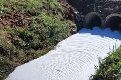 Prefeitura de Garibaldi deverá multar empresa responsável por descarte irregular em arroio do bairro Garibaldina.<!-- NICAID(16072546) -->