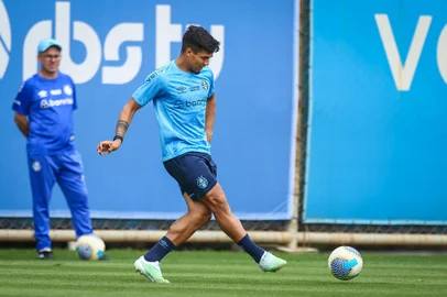 RS - FUTEBOL/ TREINO GREMIO 2024 - ESPORTES - Jogadores do Gremio realizam treino técnico durante a manha deste sabado, no CT Luiz Carvalho, na preparação para a partida valida pelo Campeonato Brasileiro 2024. FOTO: LUCAS UEBEL/GREMIO FBPA<!-- NICAID(15856101) -->