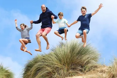 Príncipe William com os filhos, Charlotte, Louis e George em foto de Kate Middleton postada para marcar o aniversário do herdeiro do trono.<!-- NICAID(15794464) -->