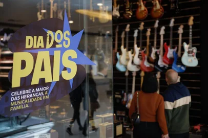 Porto Alegre, RS, Brasil, 30-07-2024: Movimento de clientes no Barra Shopping. Lojas anunciam ofertas para o Dia dos Pais. Foto: Mateus Bruxel / Agência RBSIndexador: MATEUS BRUXEL<!-- NICAID(15827316) -->