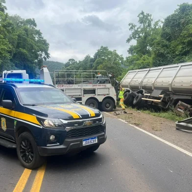 Acidente com duas carretas e dois carros deixa um morto e causa bloqueio total na BR-386<!-- NICAID(16154765) -->