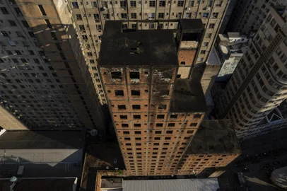 porto alegre, rs, Brasil - Inacabado e abandonado na Rua Marechal Floriano Peixoto desde a década de 1950, o “Esqueletão” é um prédio no Centro da Capital Porto Alegre.<!-- NICAID(15415716) -->
