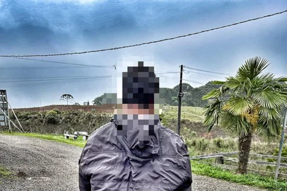Uma operação conjunta entre a Polícia Civil de Caxias do Sul e a Polícia Federal prendeu um homem de 42 anos condenado pelo crime de estupro de vulnerável. Ele estava foragido da Justiça há mais de 10 anos e foi capturado no interior de Cambará do Sul. Segundo as investigações, o homem ficou escondido por anos no Ceará e, recentemente, voltou ao Estado. Os abusos pelos quais foi condenado aconteceram entre os anos de 2004 e 2005, em uma casa abandonada no interior de Caxias, contra menores de idade.<!-- NICAID(16155968) -->