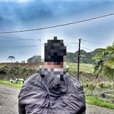 Uma operação conjunta entre a Polícia Civil de Caxias do Sul e a Polícia Federal prendeu um homem de 42 anos condenado pelo crime de estupro de vulnerável. Ele estava foragido da Justiça há mais de 10 anos e foi capturado no interior de Cambará do Sul. Segundo as investigações, o homem ficou escondido por anos no Ceará e, recentemente, voltou ao Estado. Os abusos pelos quais foi condenado aconteceram entre os anos de 2004 e 2005, em uma casa abandonada no interior de Caxias, contra menores de idade.<!-- NICAID(16155968) -->