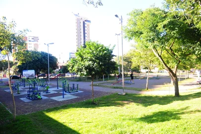 CAXIAS DO SUL, RS, BRASIL, 02/06/2023. Praça Monteiro Lobato, no bairro Nossa Senhora de Lourdes, em frente da Maesa. Pauta sobre manutenção de praças e parques de Caxias do Sul feita pela prefeitura que demora demais, nesse caso da Monteiro a AMOB adotou e está fazendo por conta a manutenção. (Porthus Junior/Agência RBS)<!-- NICAID(15446214) -->