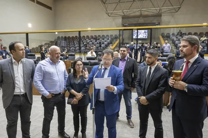 Movimentação de plenário. No microfone de apartes, o vereador Hamilton Sossmeier anuncia formação de novo bloco partidário do PSDB com Podemos.<!-- NICAID(16035575) -->