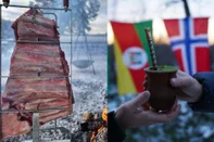 Churrasco e chimarrão em meio à neve fazem parte do Acampamento Farroupilha Mais ao Norte do Mundo<!-- NICAID(16362642) -->
