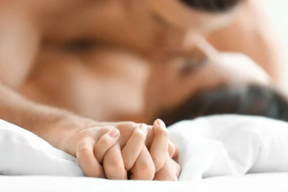 Jovens amantes sensuais sendo íntimos na cama, de pertoFonte: 194912711<!-- NICAID(14327115) -->
