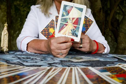 Carmem Porto consultou o baralho de tarot.<!-- NICAID(15944679) -->