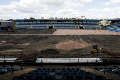 PORTO ALEGRE, RS, BRASIL, 04.04.2025: O Clube gaúcho São José realiza em seu estádio a troca do gramado sintético para o sistema sintético hibrido. Foto: Camila Hermes/Agencia RBS<!-- NICAID(16010488) -->