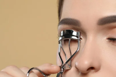 Eyelash, ajuste de sobrancelha - Foto: New Africa/stock.adobe.comIndexador: Olga Yastremska, New Africa, AfrFonte: 553981261<!-- NICAID(15815721) -->