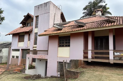 Casal viraliza após comprar casarão em Três de Maio para reformar<!-- NICAID(16084546) -->