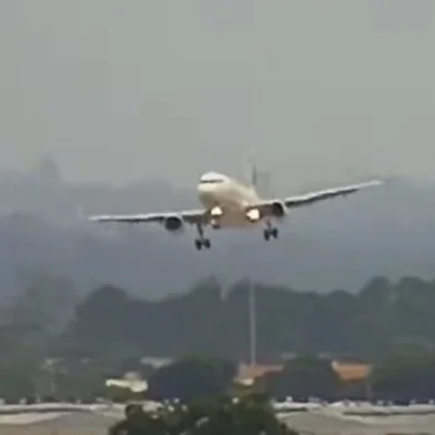 Por causa do vento, voo da Latam enfrentou dificuldade para pousar no aeroporto Salgado Filho.